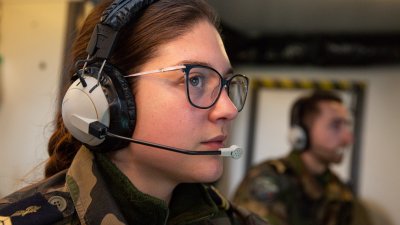 La sergent Estel nous raconte son quotidien de contrôleur des opérations aériennes au sein de l’Escadron de Détection et de Contrôle Mobiles 90.550 « Augny »