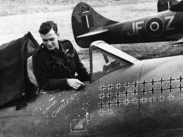 2 juillet 1934  L’Armée de l’air française est née officiellement, après 25 ans de l’Aviation militaire française indépendante et au sein de l’Armée traditionnelle. 2014-Pierre-Clostermann-et-son-Tempest